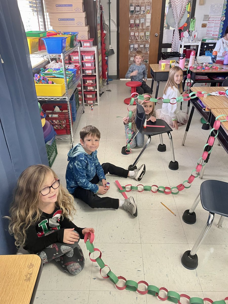 smithfirsties1's tweet photo. How many days till Christmas you ask? The countdown is on in Room 37! #SantaMouse #BulldogPride @GrangeHallES https://t.co/PKTsRmDrCS