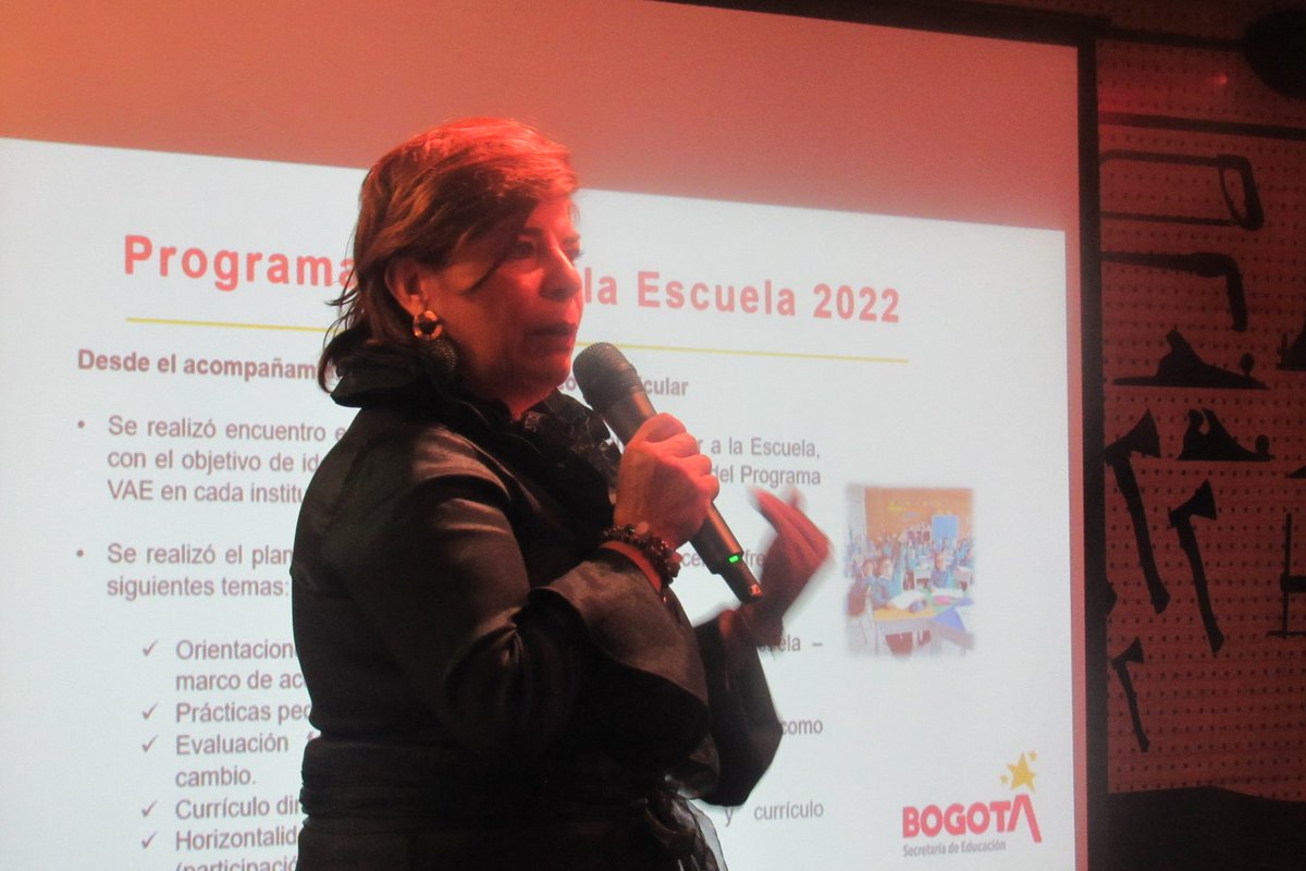 Educacionbogota's tweet photo. 🏅Resaltamos la labor de 102 rectoras y rectores que acogieron en sus Instituciones Educativas a los programas #VolverALaEscuela y #SistemaDeCuidado 👏🏻 

Estos programas hacen parte de las #EstrategiasEducativasFlexibles, que siguen apostando a poner la educación en primer lugar. https://t.co/JL6ZmkTWIC