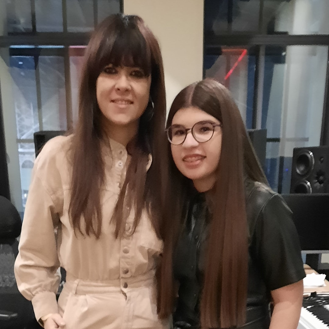 Mimigc_1710's tweet photo. Hay días que son para no olvidar, desde que entré al estudio hasta que salí esa felicidad no puede explicarse con palabras. Cuándo me preguntaste como me había parecido el disco no te pude contestar por la emoción pero te lo digo ahora es una maravilla.
 @vanesamartin_ ❤️‍🩹 https://t.co/gUEjv7GN5N
