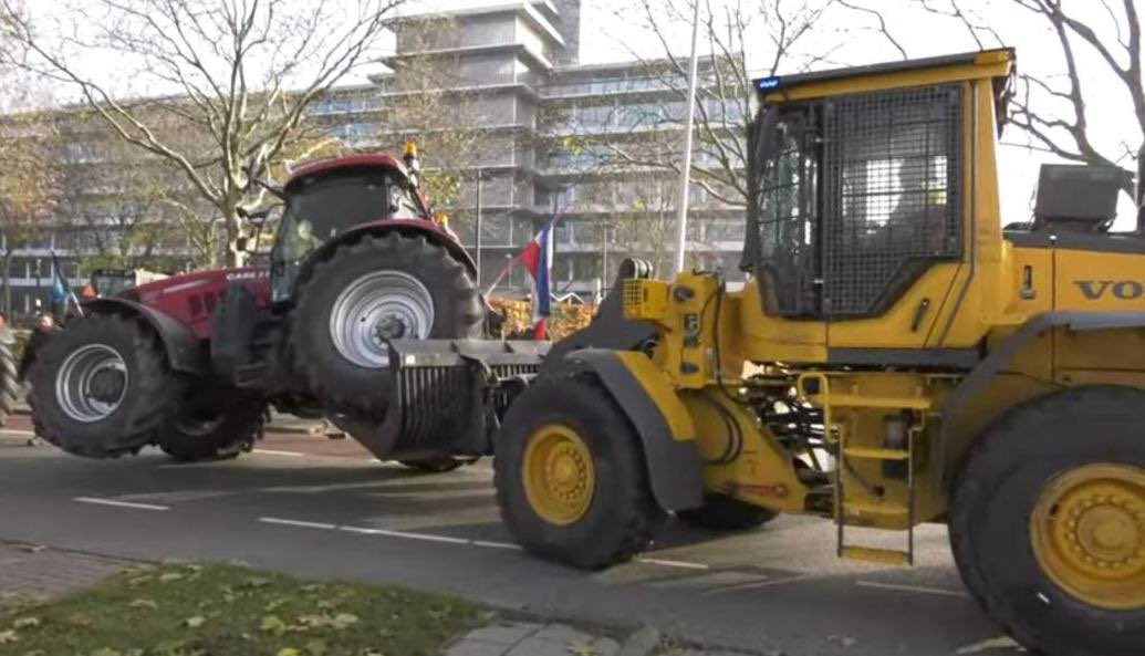 Vraag me af of de heren politie nu smorgens bij het eerste bakkie ook overleg hebben wie de 'shoveldienst' draaien mag.