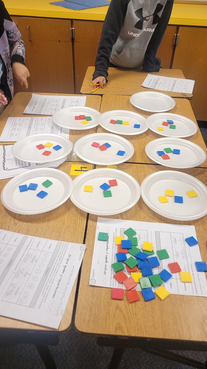 jpecina17's tweet photo. First day of division! Fun hands on math! #thirdgrademath #fmg  #stemscopesMath  #equalgroups https://t.co/yKcNaeGPb7
