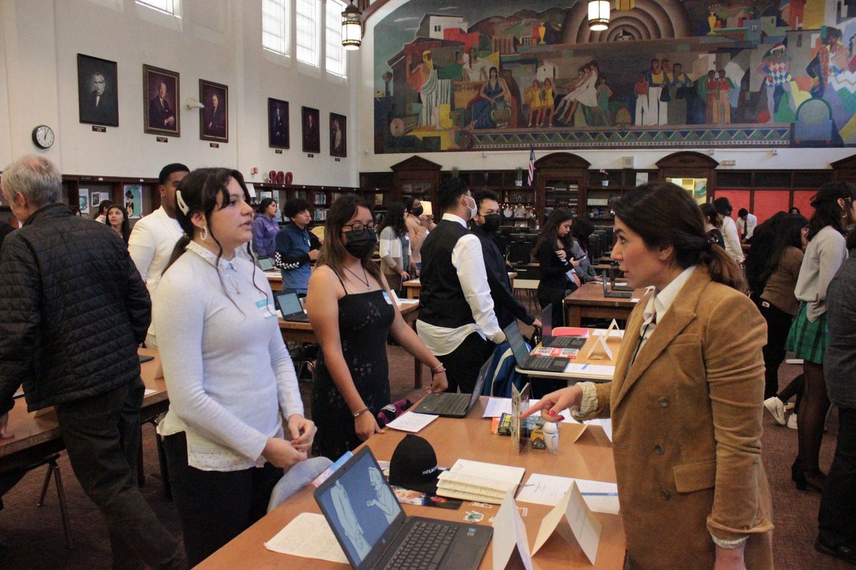 CTE_LLearningLA's tweet photo. Yesterday afternoon the @HollywoodSheiks New Media Academy held a Senior Networking Event where soon-to-be graduates were able to converse with community partners and professionals about the progress in their senior portfolio projects. https://t.co/162MQQJIc5