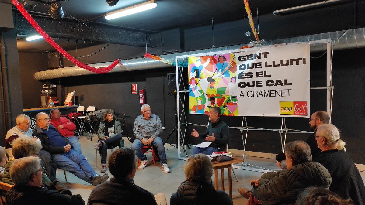 cupgramenet's tweet photo. 👉Aquest vespre a @calasisqueta en Juanjo Gallardo ens ha regalat unes quantes primícies sobre importants troballes historiogràfiques relacionades amb la repressió franquista a la postguerra a #Gramenet. Pèls de punta. Gràcies Juanjo!!
 
#MemòriaHistòrica #Antifeixisme #27Gener https://t.co/eDpDFtgd09