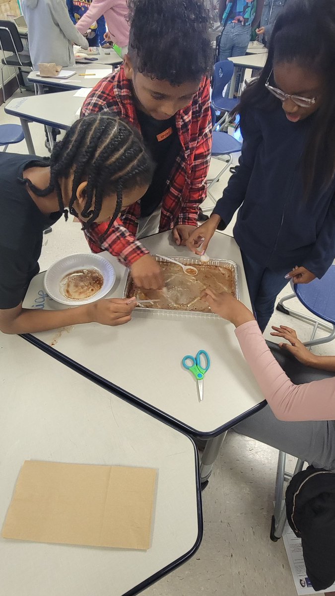 AshleyNettles15's tweet photo. Our friends were tasked with cleaning up an oil spill in the Elizabeth River! We discussed the environmental impact and they completed 2 trials for separating the Oil and Water mixture. Huge thank you to @MeganEberhardt1 and @RobertCasteen for helping out. @KatelynLeitner1 https://t.co/8P1OX6RnsC