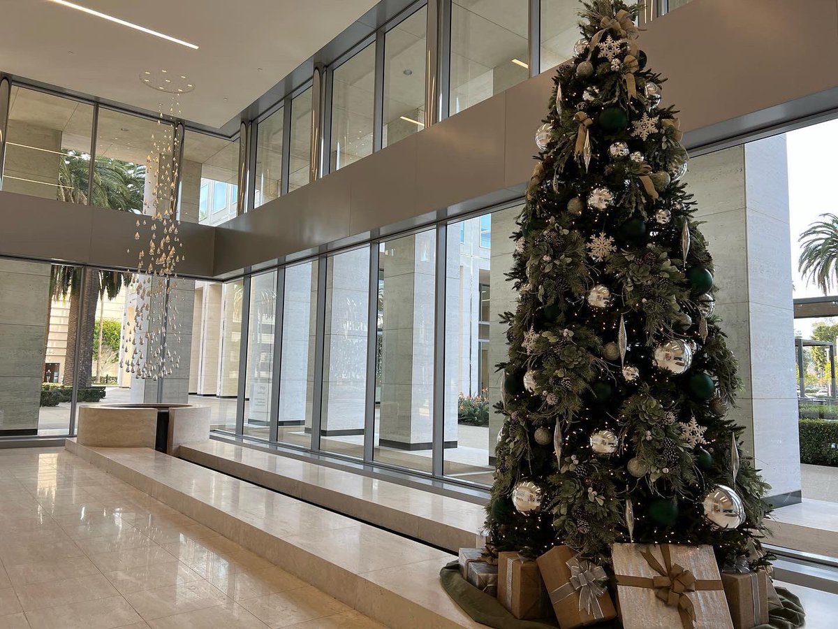 bristolbates's tweet photo. It’s beginning to look a lot like Christmas…shot of the lovely lobby tree at our Newport Beach office 🎄 #newportbeach #xmas #festive #office https://t.co/wJGC2xiyEn