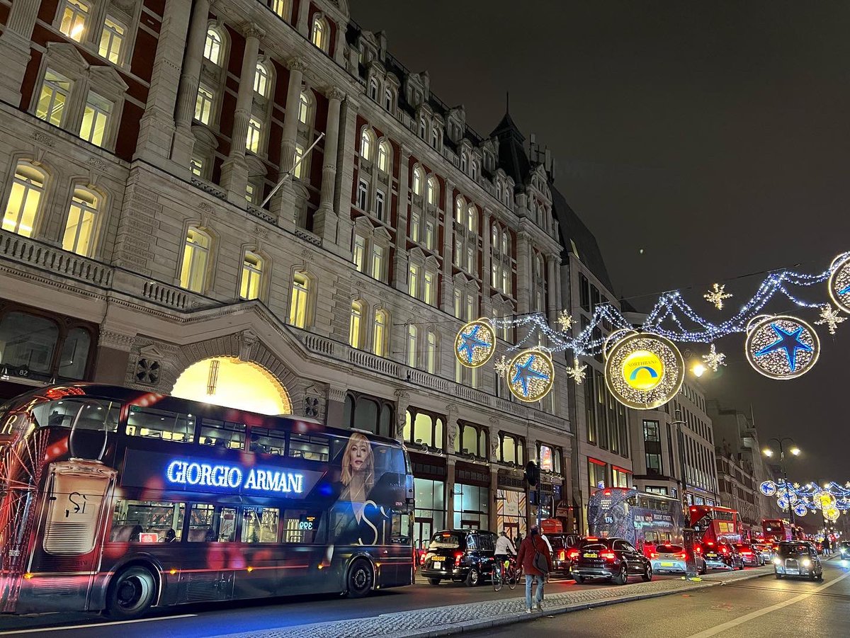 Christmas lights #cateblanchett #armaniSi #london🇬🇧 #londonbuses @giorgioarmani