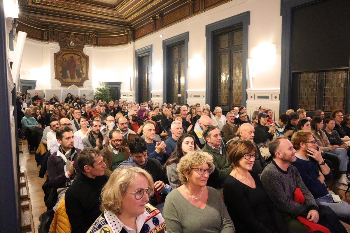 PARISMARAIS's tweet photo. @ArielWeilT @MParisCentre @YRoszewitch @TroncaCatherine @KarineBarbagli @VeroLevieux @JeanLucRomero @annesouyris @GCaronThibault @VieillirLGBT @EQUIVOX Même la presse locale a eu du mal à rentrer, c'est pour dire... 😍 https://t.co/GcpYpOsaZy