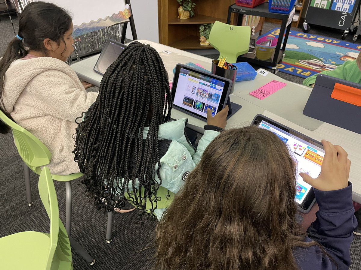 sbutleross's tweet photo. #HourOfCode starting early @ParkGlenES Students engaged, collaborating… future computer programmers are rocking!@KellerLibraries #kellerlibraries https://t.co/RHUViPrle3