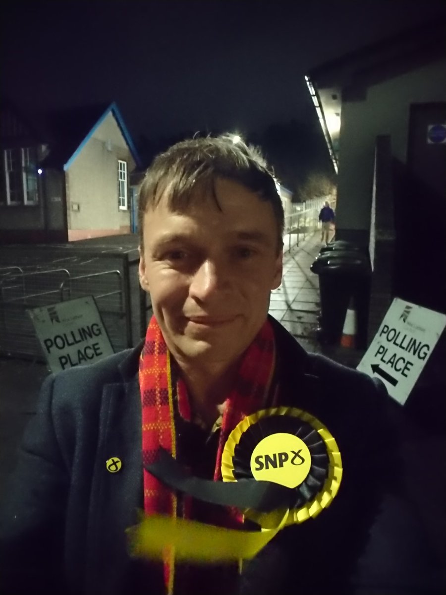 TomU_SNP's tweet photo. Final tour of the polling stations to thank staff and meet our cheery @theSNP polling agents.. 💛🖤

1st stop Dechmont!

Polls open until 10pm..
Please Vote Tom Ullathorne SNP #1 🗳️ https://t.co/ginCducBy1