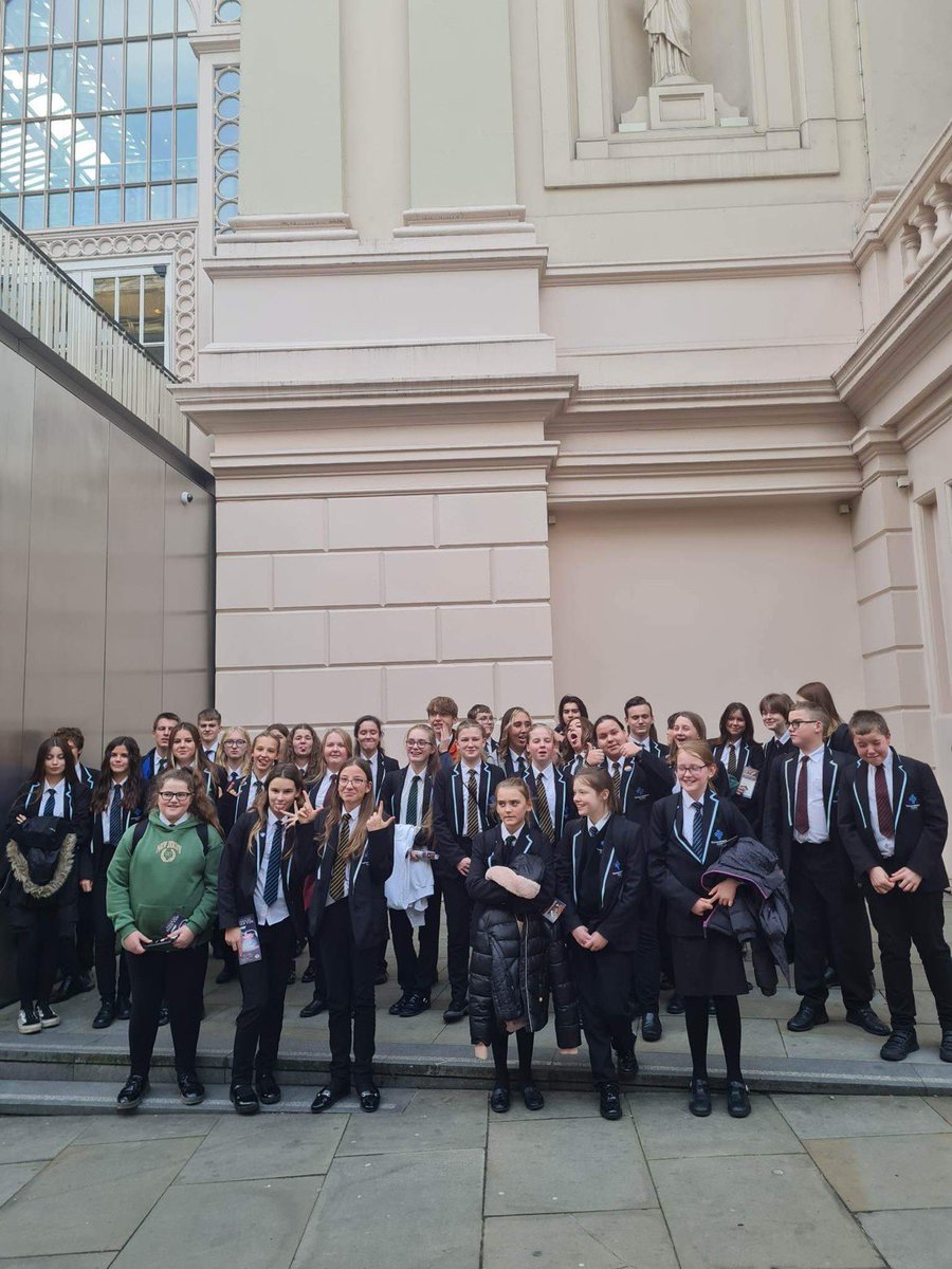 MiddlecottMusic's tweet photo. An amazing adventure and enrichment to our students curriculum with a visit to the @RoyalOperaHouse with @DRETmusic #onlyatdret https://t.co/5oY8Gsucd1
