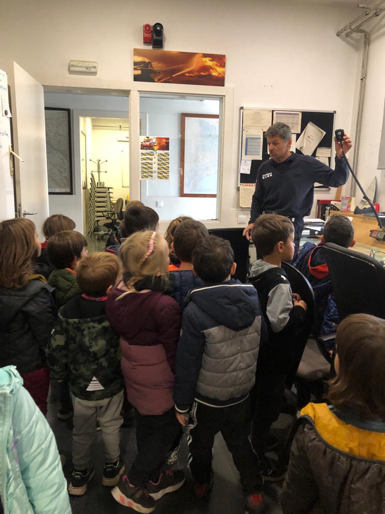 ie_martamata's tweet photo. Avui els infants d'i4 A han anat a visitar els bombers de Torelló, ja que estan a l'espai d'oficis. Ens han ensenyat el parc, ens han explicat com és el seu dia a dia i hem pogut pujar al camió. Moltes gràcies!  #InfIEMM https://t.co/fwpyYgXkl2