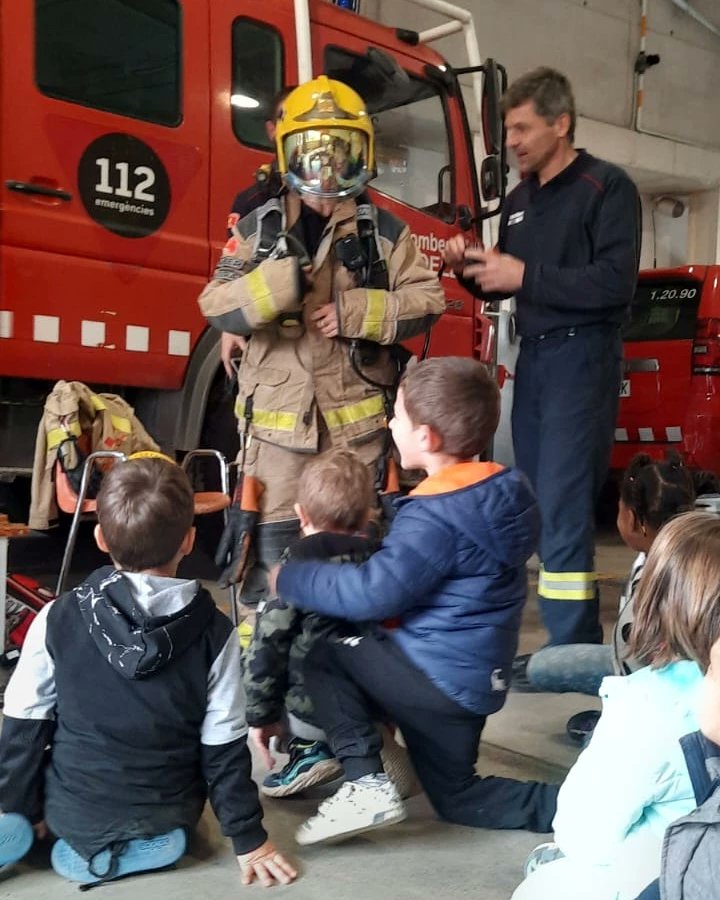 ie_martamata's tweet photo. Avui els infants d'i4 A han anat a visitar els bombers de Torelló, ja que estan a l'espai d'oficis. Ens han ensenyat el parc, ens han explicat com és el seu dia a dia i hem pogut pujar al camió. Moltes gràcies!  #InfIEMM https://t.co/fwpyYgXkl2
