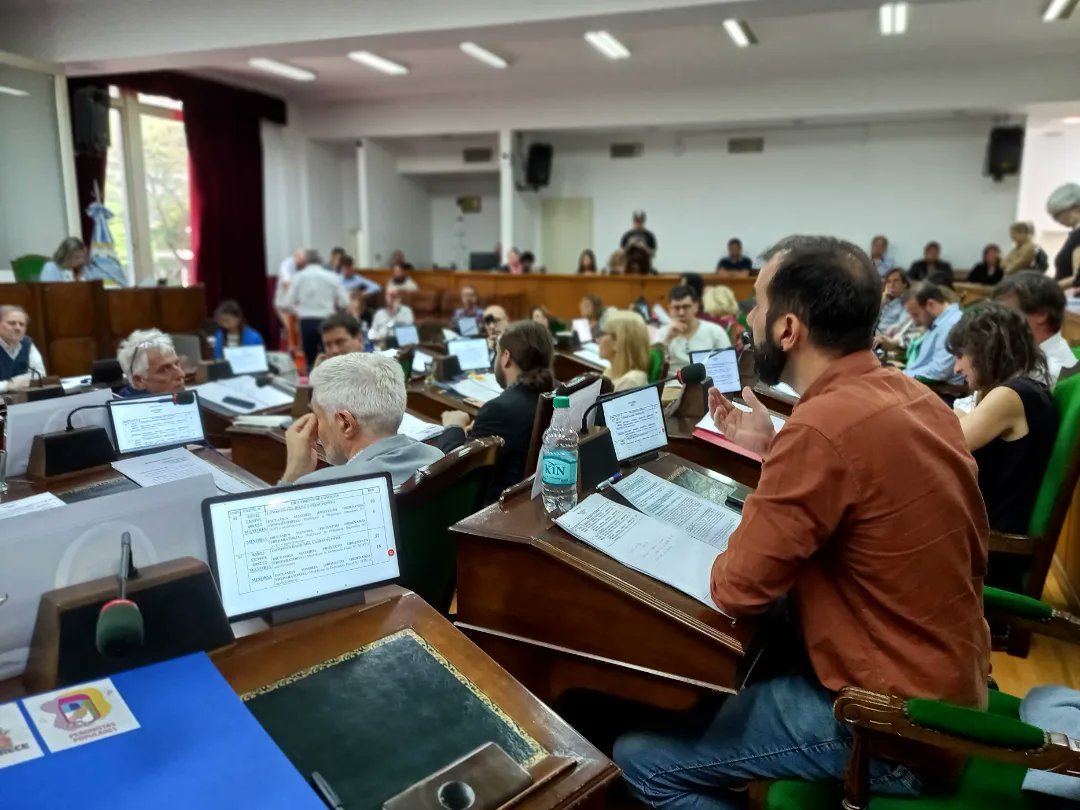 Junto al bloque de @todosvl además no acompañamos con nuestros votos el dictamen de ordenzas fiscal e impositiva y la designación de facultades extraordinarias a la intendenta para aumentar las tasas municipales ❌🏛