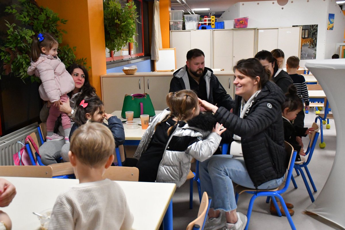 JenniferDuvi's tweet photo. Hier, à l'occasion de la Journée internationale @EducatingCities, la Ville de Bruxelles a convié parents et élèves pour échanger et se rencontrer autour d’un petit-déjeuner sain. Une belle #opportunité de les sensibiliser à un mode de vie équilibré et favorable à la santé. https://t.co/d6oIJ8jx1n
