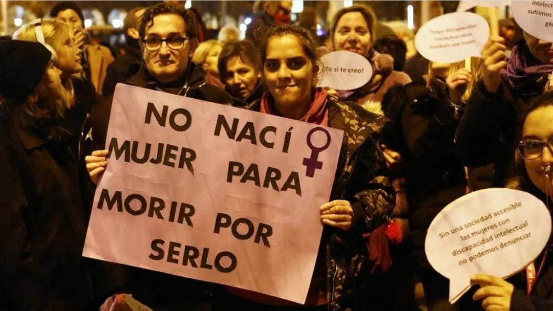 lqnsr's tweet photo. La Asociación los que no se rinden fueron a la manifestación del día 25 noviembre 2022. https://t.co/qdONsiY7IA