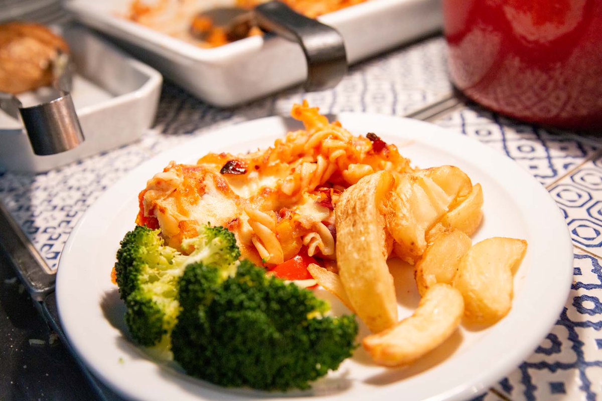 itstwelve15's tweet photo. #schoolmeals @WokingHigh are good. Secondary students have amazing selection of hot 2 course meal menu, grab &amp; go and salad bar. Unbeatable.
@LACA_UK https://t.co/ZFovfSJBWt