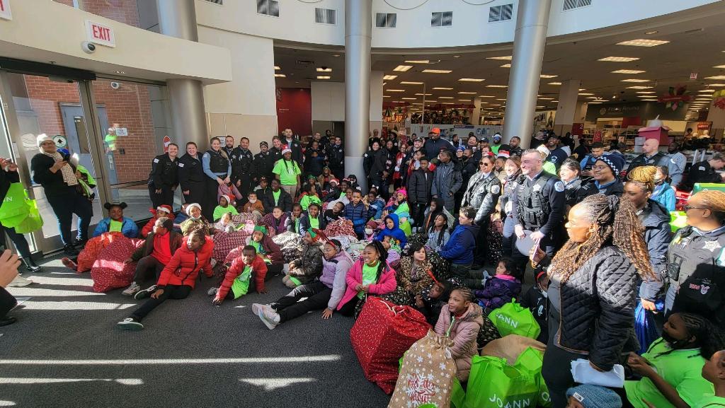 CPD_CST's tweet photo. This morning officers from @CPD_CST joined fellow citywide members from @Chicago_Police and @iidonije's @myimpactfund where officers, volunteers, and community youth participated in Shop With A Cop @Target in @ChicagoCAPS01. Thank you @LeonasChicago for providing pizza for all. https://t.co/p0UK2AU3Ee