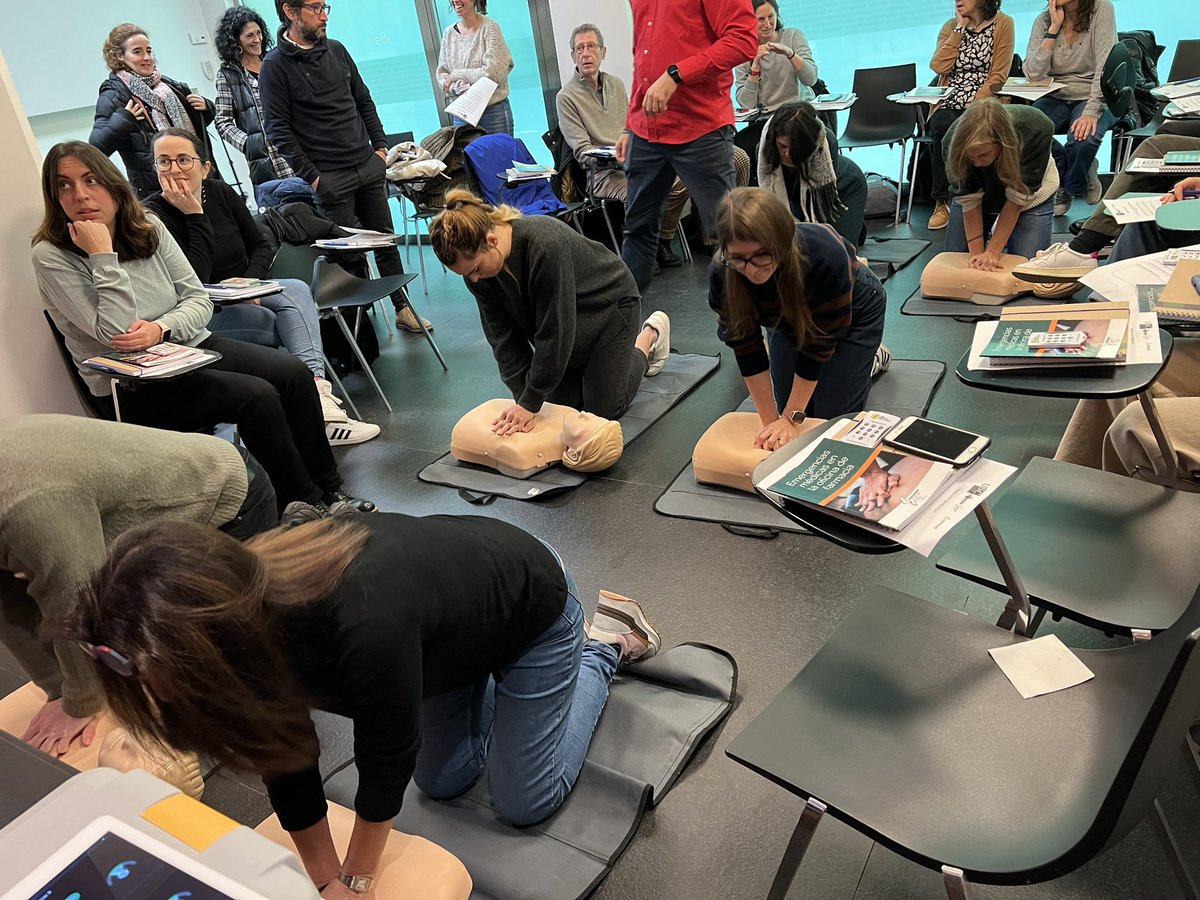 DanielReyAldana's tweet photo. Día de formación en San Sebastián con @Farmaceuticos Comunitarios en emergencias en la oficina de farmacia. Gracias por la acogida al @GipuzkoaCOF #RCP https://t.co/gbne3sGih6