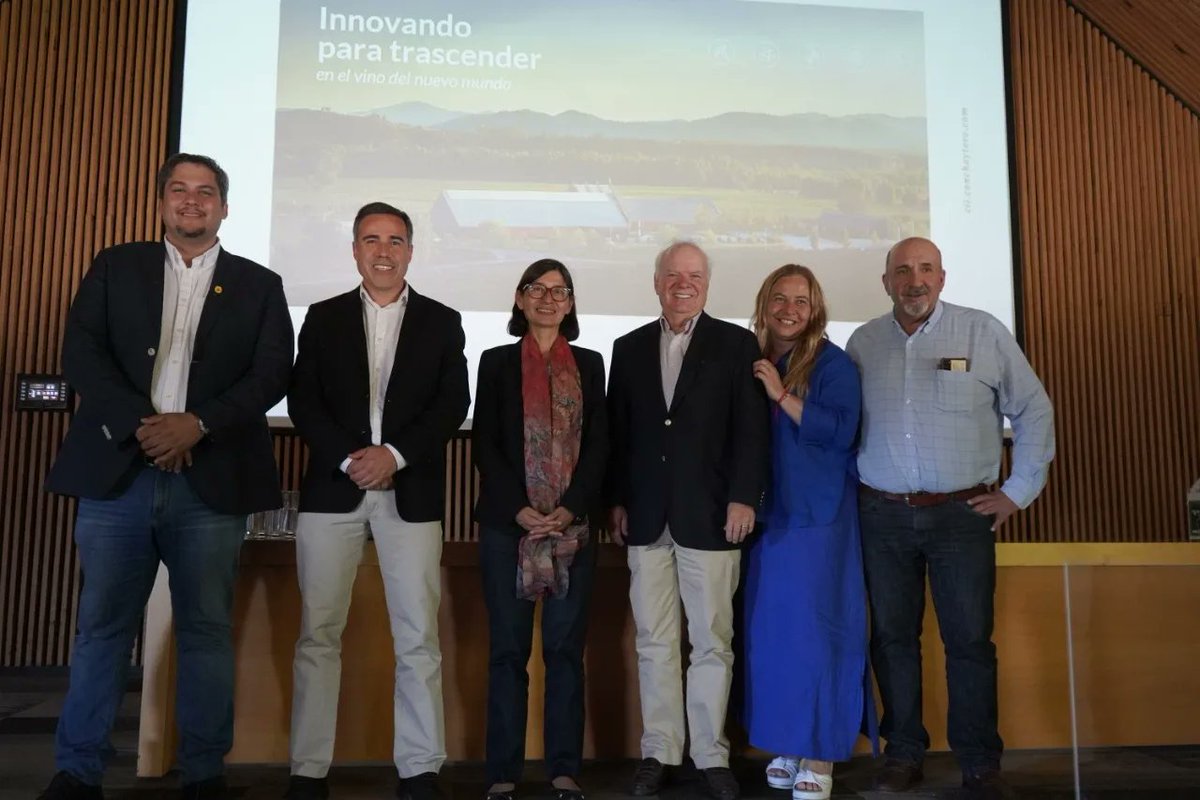 SeremiCienciaB's tweet photo. La actividad vitivinícola es importante para la Región del Maule🍇, en este contexto la Seremi @sofia_valenzuel participó en el Aniversario 8vo del Centro de Investigación @conchaytoro, el cual busca impulsar el uso de tecnologías para la sustentabilidad en procesos de producción https://t.co/6jYY6IGl2t
