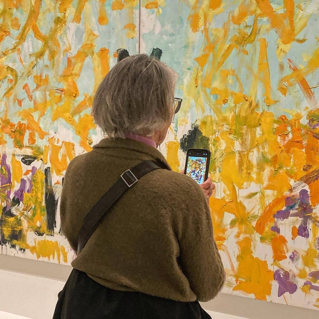 #MuseumJournal • Looking at people looking at art. • 💛 by Joan Mitchell #WomenArtists #ITweetMuseums instagr.am/p/Clo6UcoKA3T/