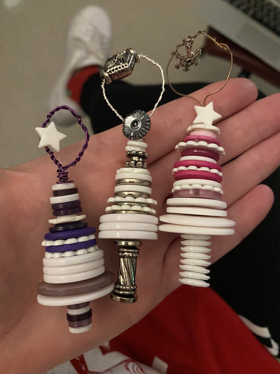MsWinstonLHS's tweet photo. So much fun making little button tree ornaments in 3rd period today! #lhskfashiondesign #todayatlhsk @LHSKillough https://t.co/mJ9iypcdov
