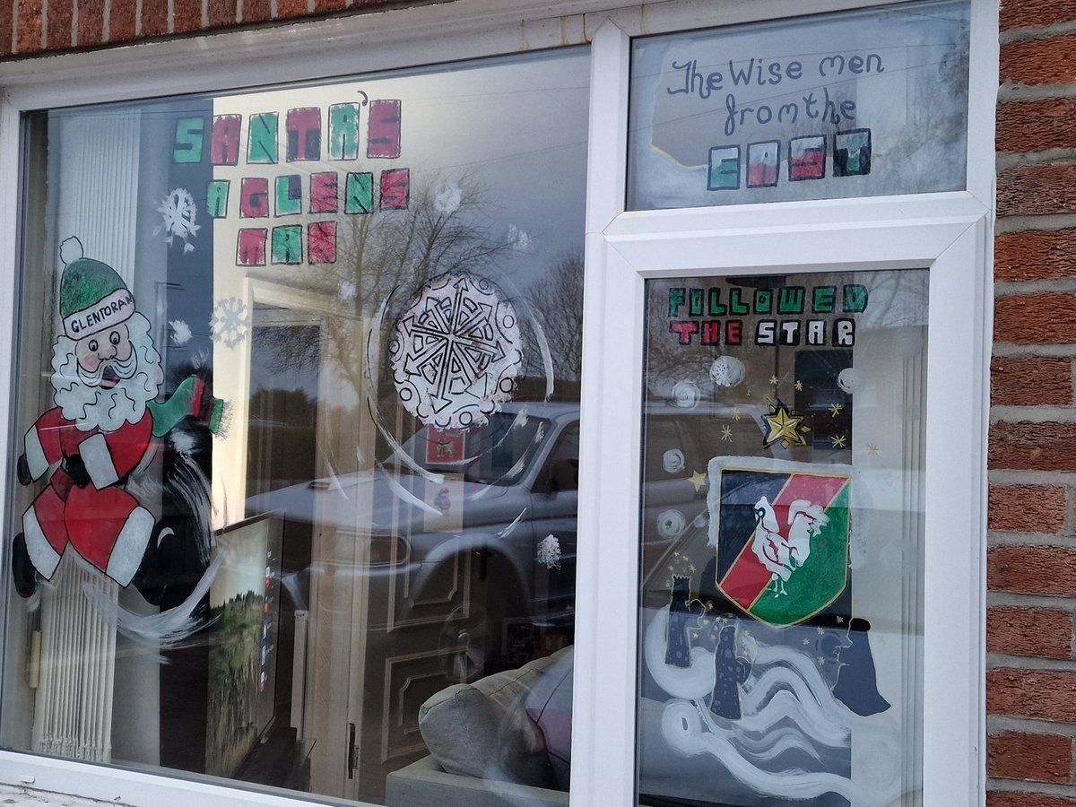 Leanimate21's tweet photo. #Glentoran Inspired Christmas Window painting Belfast. #GLENTORAN #eastbelfast #Glentoranfc #NIfootball #windowart #leanimate22 #artistsontwitter https://t.co/a1G3nLptGz