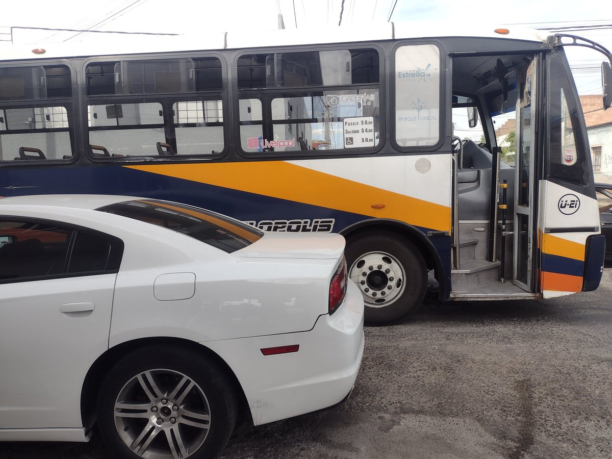 LigiaMuoz11's tweet photo. Que dice el señor conductor que no le importa bloquear la línea peatonal porque solo tiene 10 minutos para comer y que no lo quita, que si alguien quiere cruzar, que lo haga con cuidado https://t.co/GyWCCfIU6l
