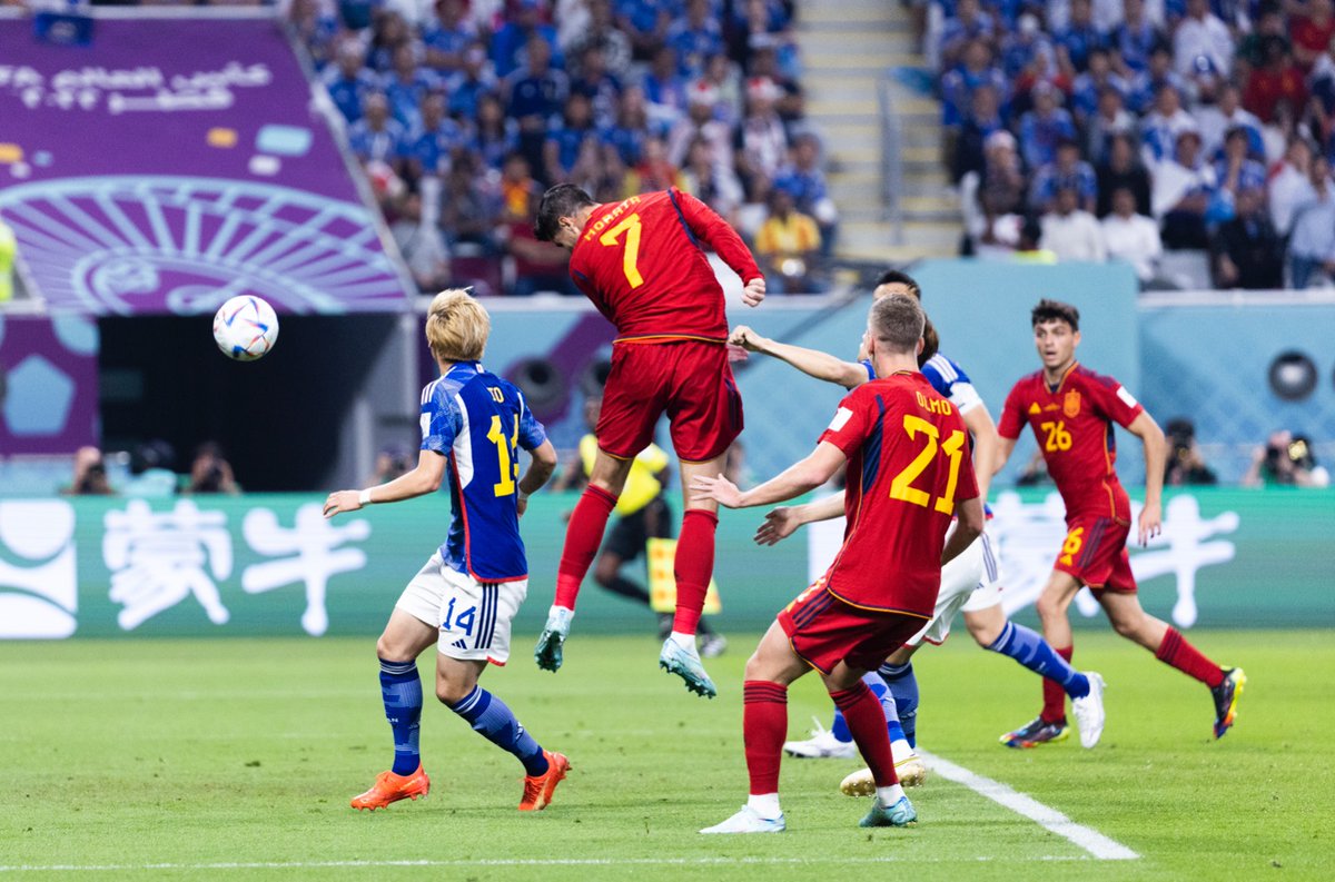 Defensagob's tweet photo. 👏 ¡Enhorabuena! 👏 a la 🇪🇸 @SEFutbol, que ya está en los octavos del ⚽️Mundial de #Qatar2022 🏆 @fifaworldcup_es. Se ha sufrido contra Japón, pero pasamos de ronda como segunda selección del grupo.
#VamosEspaña!!!
📷 @rfef https://t.co/0narvoHvn1