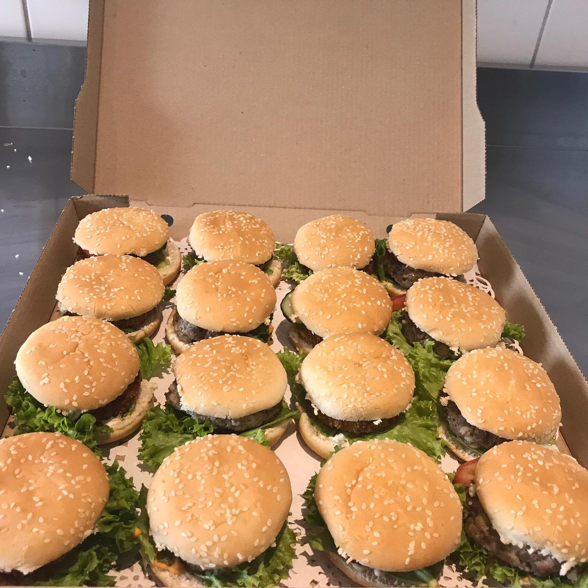 Ziguri_'s tweet photo. Burgerbox #burger #burgerbox #ziguri #margarethenammoos #lecker https://t.co/2iSvk8uhJ5