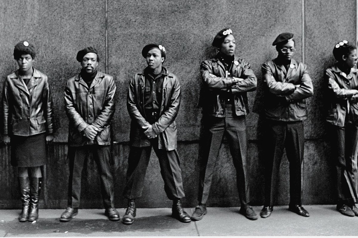 ceciliaEmmaD's tweet photo. L’esthétique de mon apparition TV était calculée . Photo 1 :le Black Panther Party en 1968. #Afropolis https://t.co/Fp3K2aGZ0S