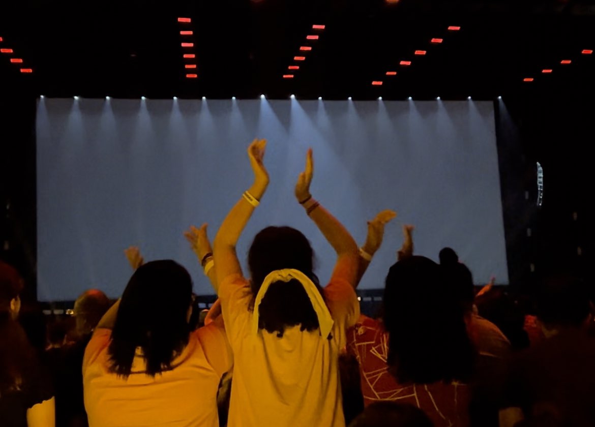 Promete <a href="/Jon_Favreau/">Jon Favreau</a> "muchos Mandalorianos" en la T3 de #TheMandalorian, que pudimos ver en el avance de la temporada durante el panel de <a href="/Lucasfilm/">Lucasfilm</a> en la #CCXP22 

¿Por cierto, qué opinan del arte exclusivo que nos dieron? #CCXP2022