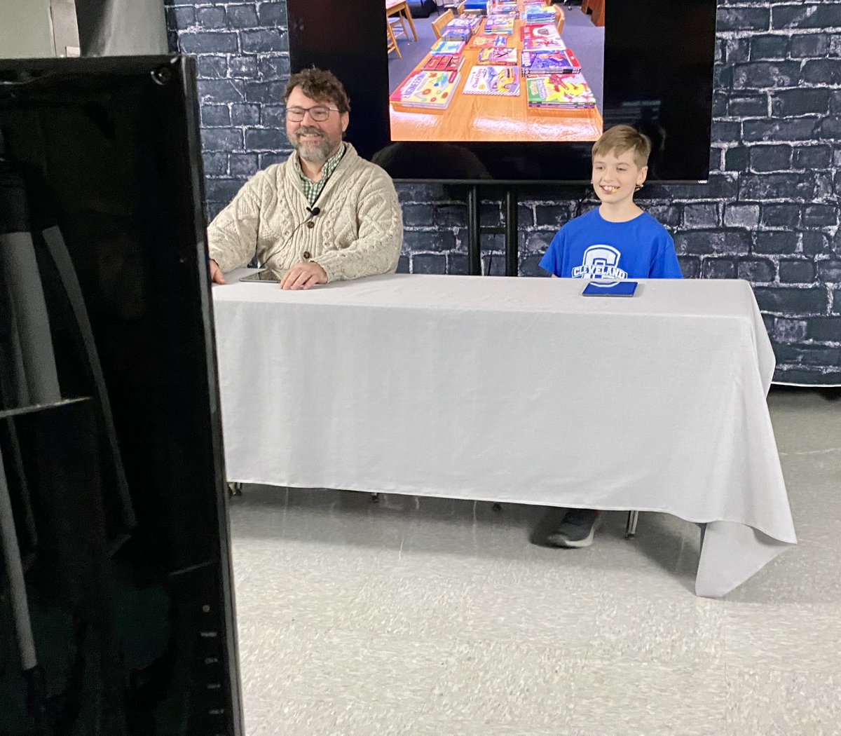 clevecityschool's tweet photo. BEHIND THE SCENES🎥 Staff members at Stuart Elementary created a digital media team for students this year! Students have the opportunity to learn how to write, operate a camera, and anchor a show each week! https://t.co/S9Du82li5O