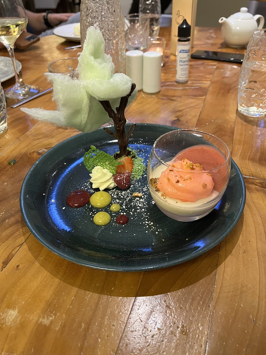 JonDon9's tweet photo. When your dessert is a piece of art https://t.co/ToskrHjrfv