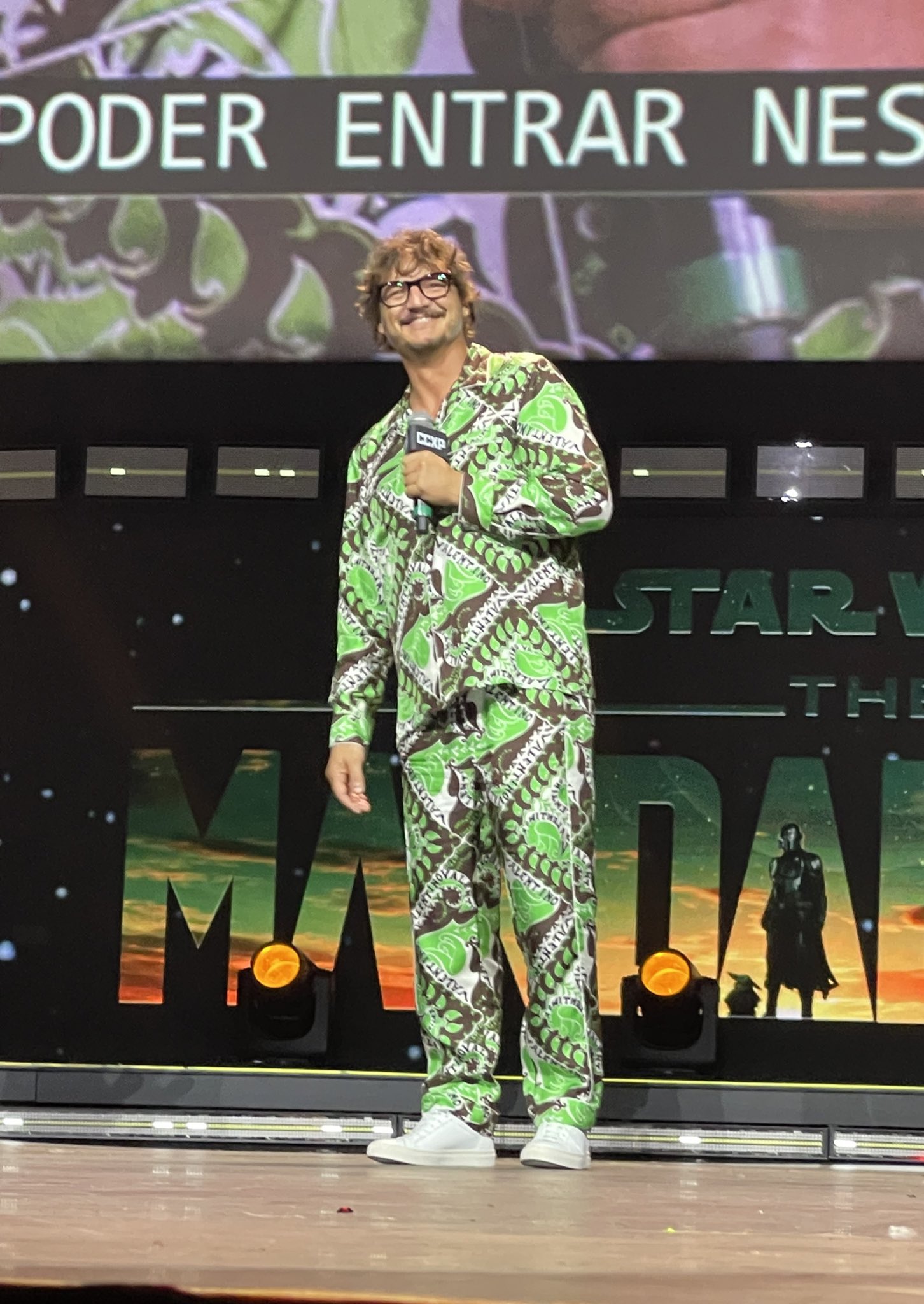 The Mandalorian on Twitter "Pedro Pascal takes the stage to greet fans at Brazil Comic Con! 