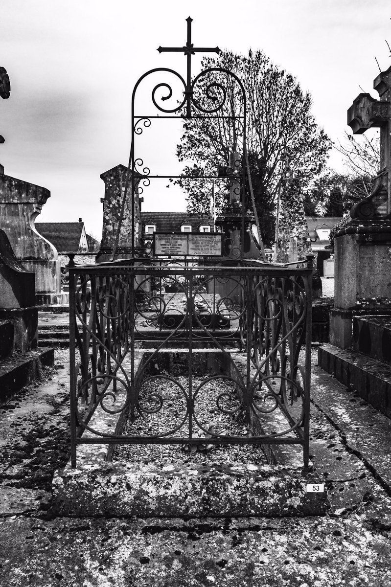 ThierryCalmett3's tweet photo. #tombe #cimetiere #graveyard #cemetery  #grave #france #art #tomb #photography  #sculpture #noiretblanc #tombeau #bnw #photo  #photographie #cemeteryphotography #sepulture #pierretombale #cimetary https://t.co/iQSEAx5zhJ