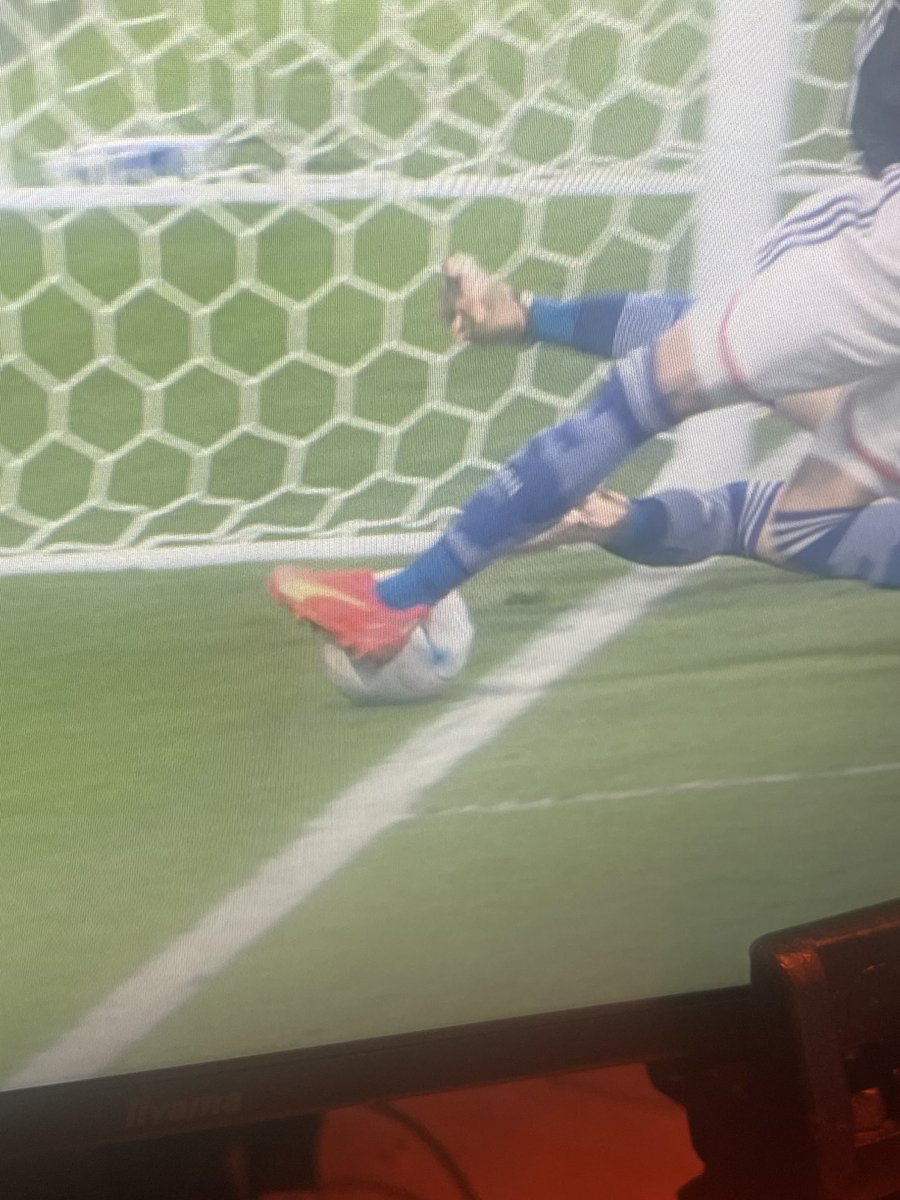 Pregunto a la FIFA y alos que estaban en el bar no es error es horror lastima q están matando al fútbol!!! Y todavía  el futbolista no le había golpeado