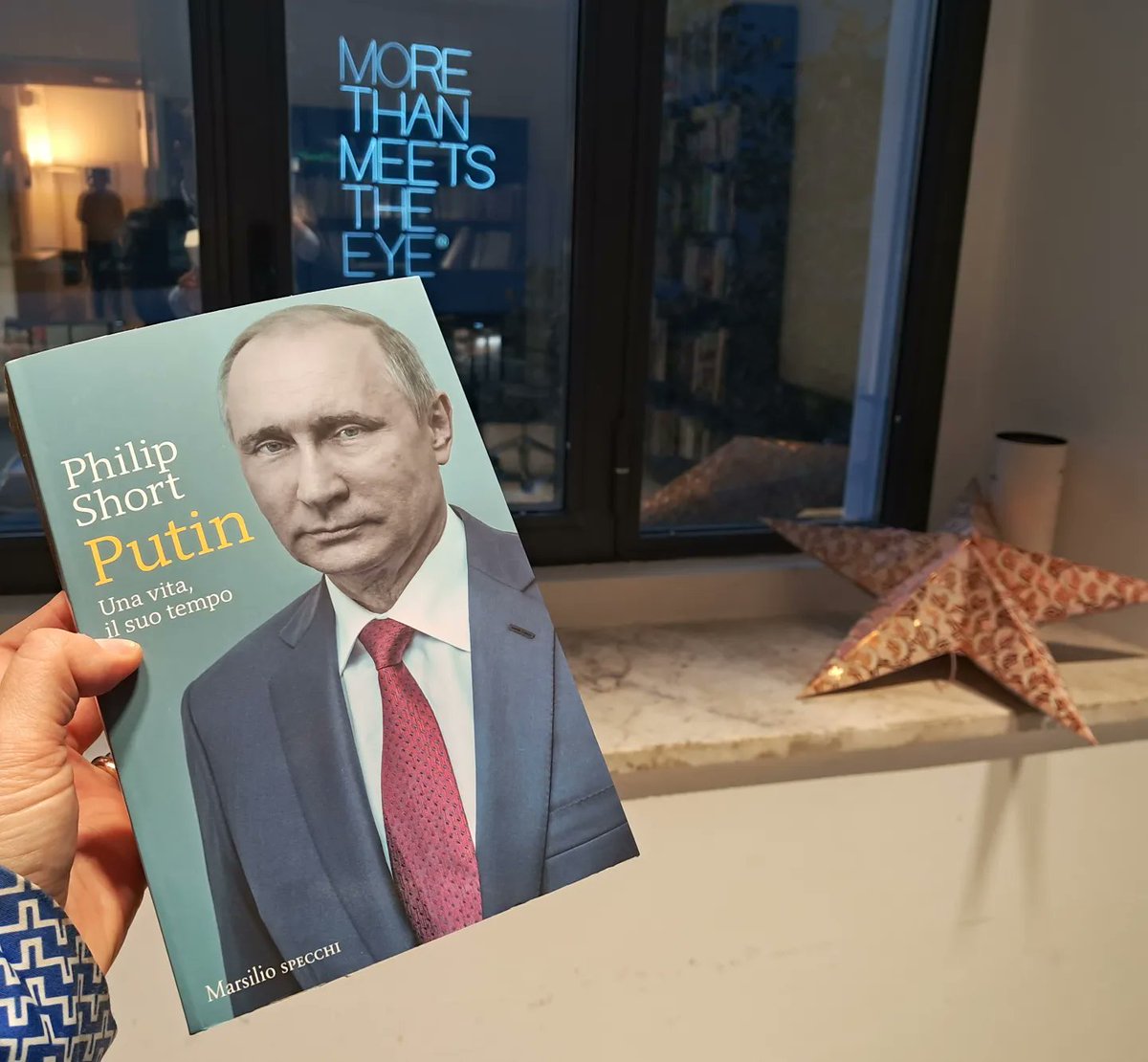 GioMelandri's tweet photo. #PhilipShort, a lungo corrispondente della #BBC, è autore di un libro davvero importante e che suggerisco a tutti di leggere: "Putin, una vita, il suo tempo" edito da @marsilioeditori .
Nelle scorse ore al @museomaxxi densissimo dibattito.
https://t.co/a4sjJWp36G https://t.co/VOrYzFpYmE