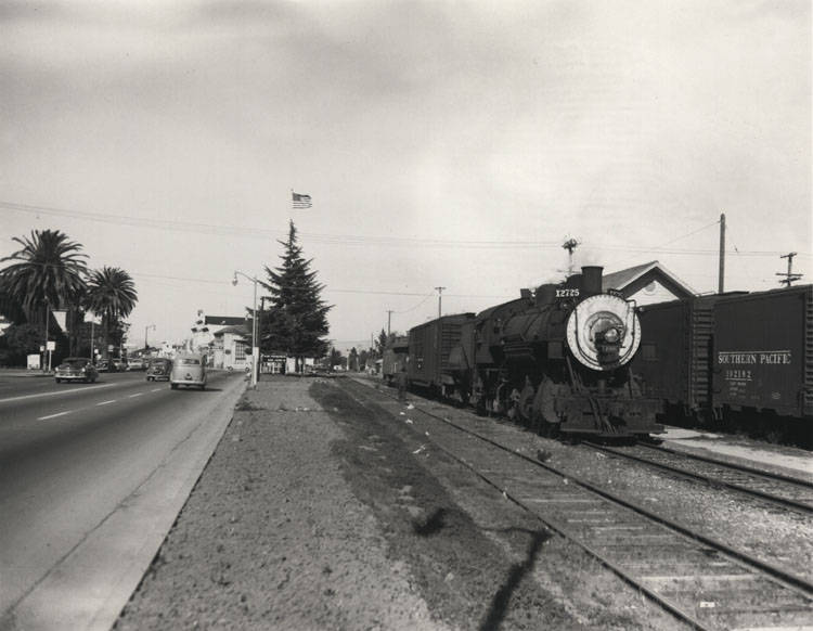 🚂 Today's #tbtLG photo shows a train in downtown Los Gatos circa 1952. 

#LosGatosHistory #ThrowbackThursday