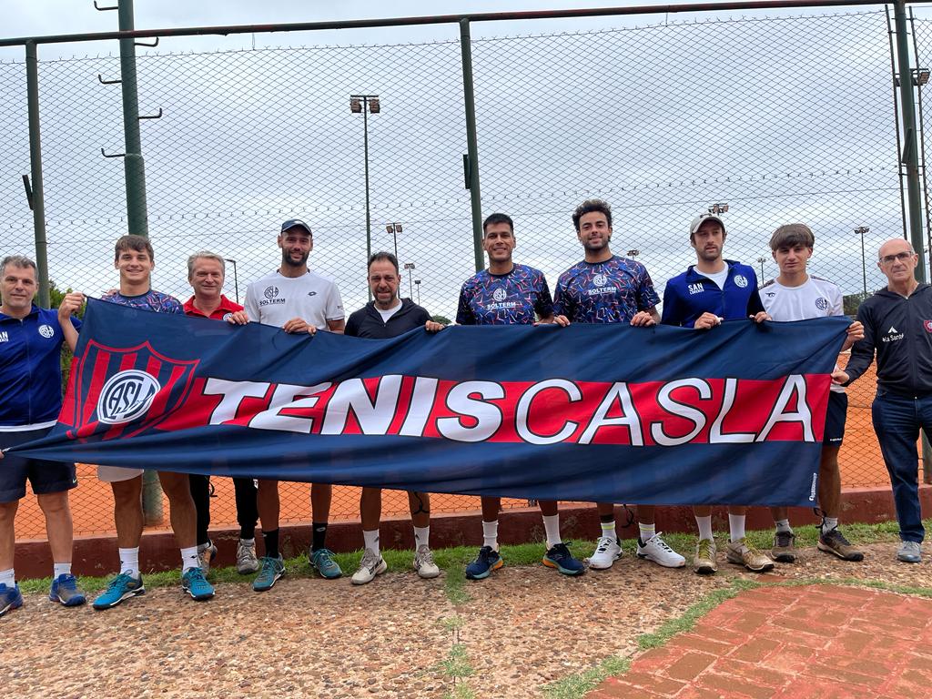TenisCASLA's tweet photo. 💪 ¡Primera serie para casa!

#SanLorenzo le ganó a Italiano por 2-1 en el inicio de las finales de los Interclubes @AATenis Primera de Caballeros.

🎾 Otegui, Zeballos, Ugo Carabelli y Espin. https://t.co/jdMlBpHBH4