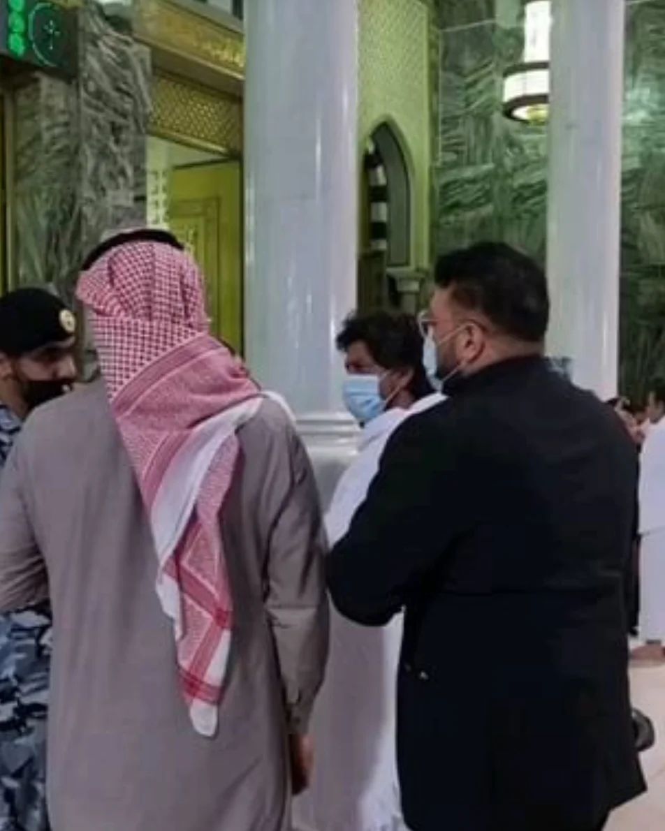 EE_xpress's tweet photo. #ShahrukhKhan spotted in Haram Shareef while performing #Umrah MashaAllah ❤️
PC : Social Media https://t.co/HeEZoayJDH