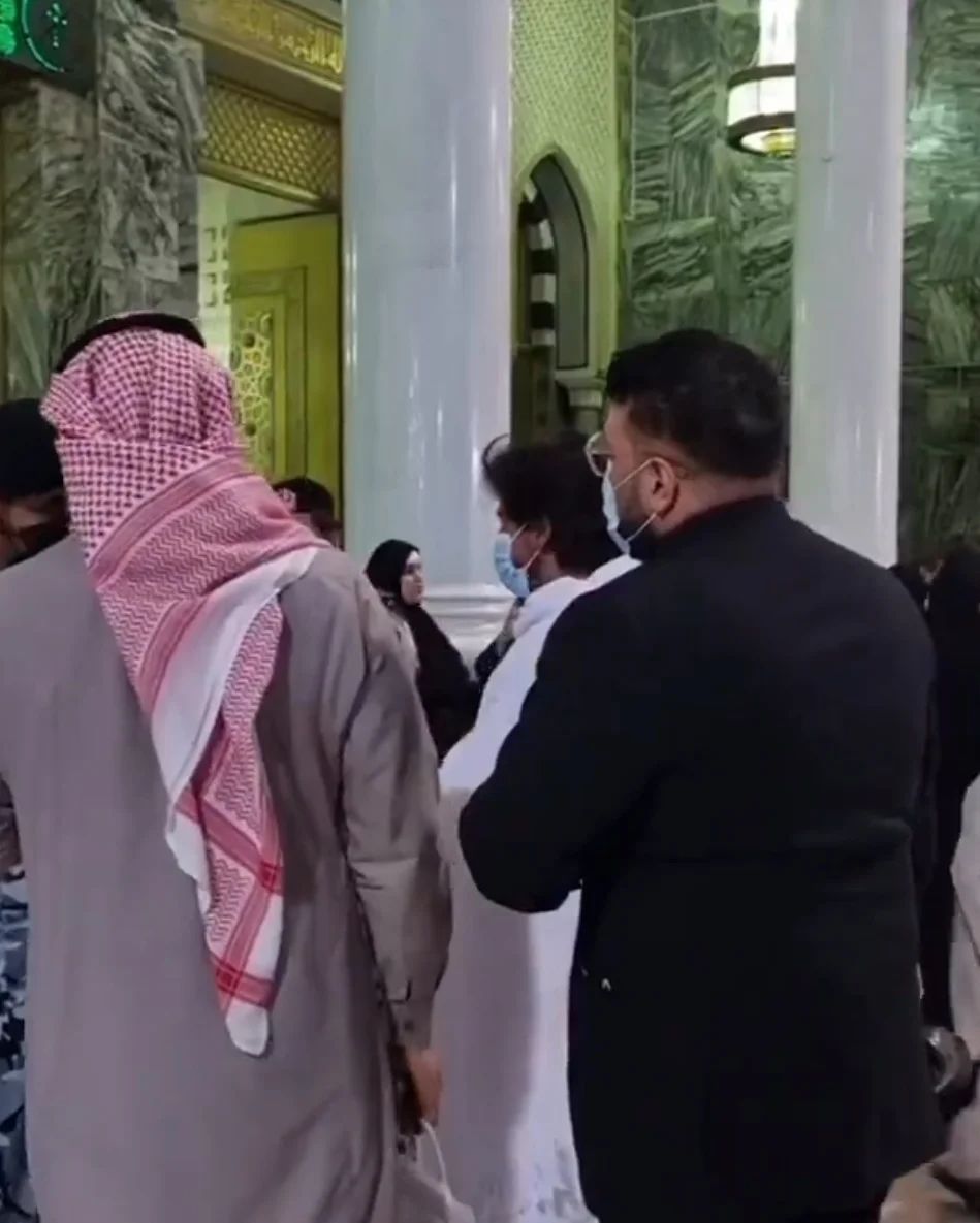 EE_xpress's tweet photo. #ShahrukhKhan spotted in Haram Shareef while performing #Umrah MashaAllah ❤️
PC : Social Media https://t.co/HeEZoayJDH