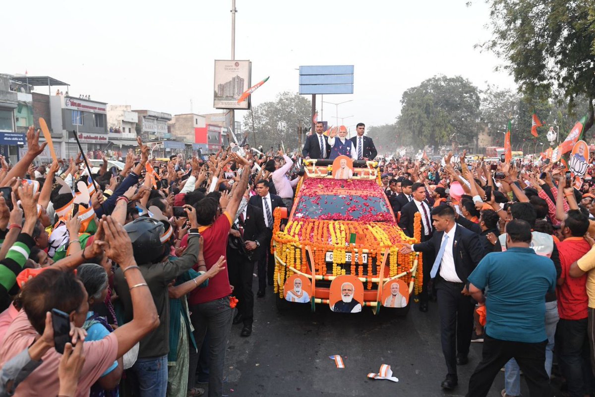 AmitShah's tweet photo. प्रधानमंत्री @narendramodi जी के भव्य रोडशो का नजारा कुछ ऐसा था कि मानो पूरा अहमदाबाद ही सड़कों पर खड़े होकर उनका स्वागत कर रहा हो।

मोदी जी के प्रति जनता के अटूट विश्वास और स्नेह की कुछ तस्वीरें। https://t.co/iQVVOykxBP