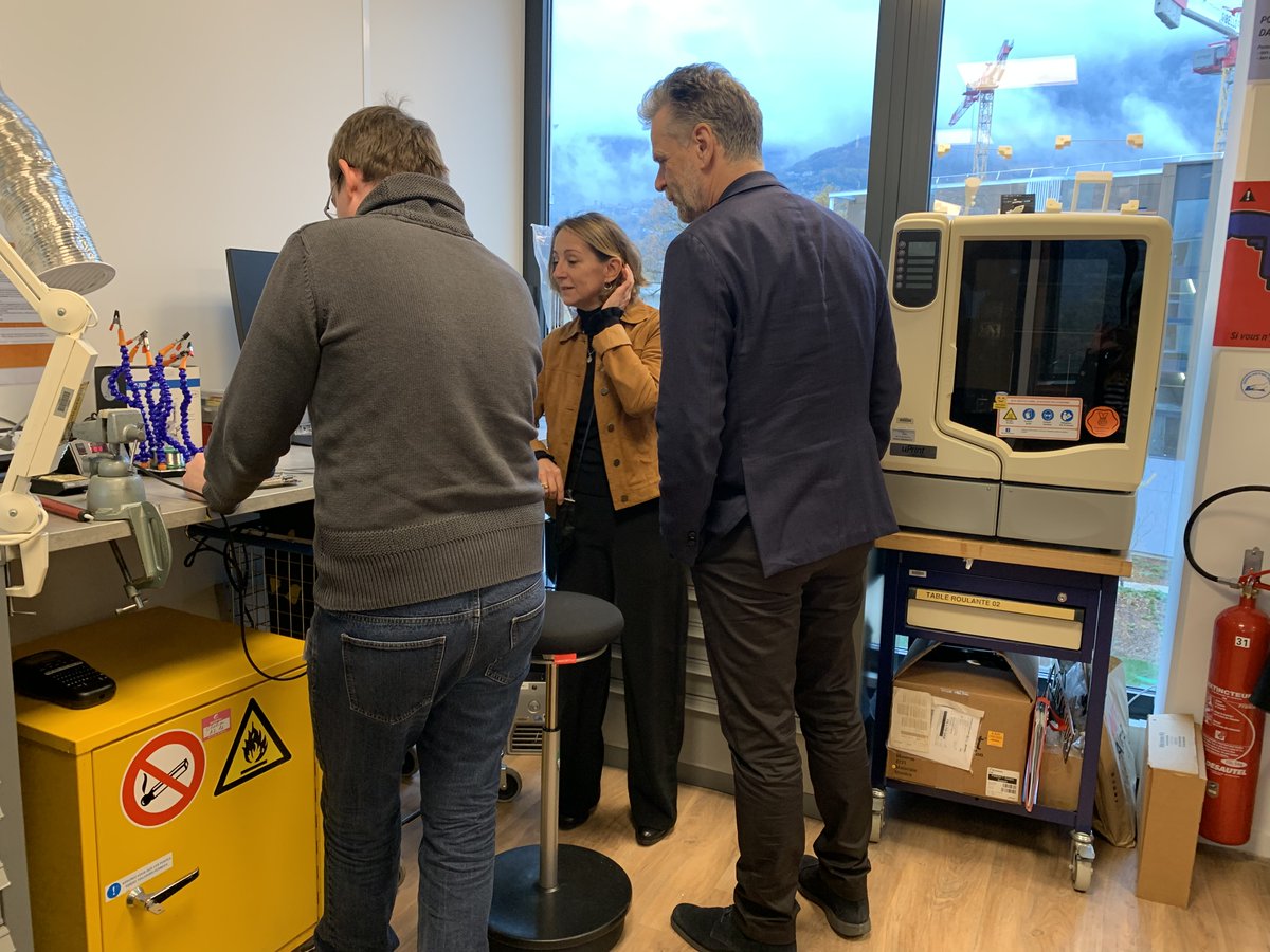 Vincent Lecerf a découvert le nouveau site #Orange3Massifs de Meylan, ses managers INNOV et DSI et ses domaines de recherche. Merci pour ces échanges riches et divers!
<a href="/OrangeAuRA/">Orange Auv-Rh-Alpes</a> <a href="/vilecerf/">Vincent Lecerf</a> <a href="/Sophie_Claude_/">Sophie Claude</a>  #Orange #innovation