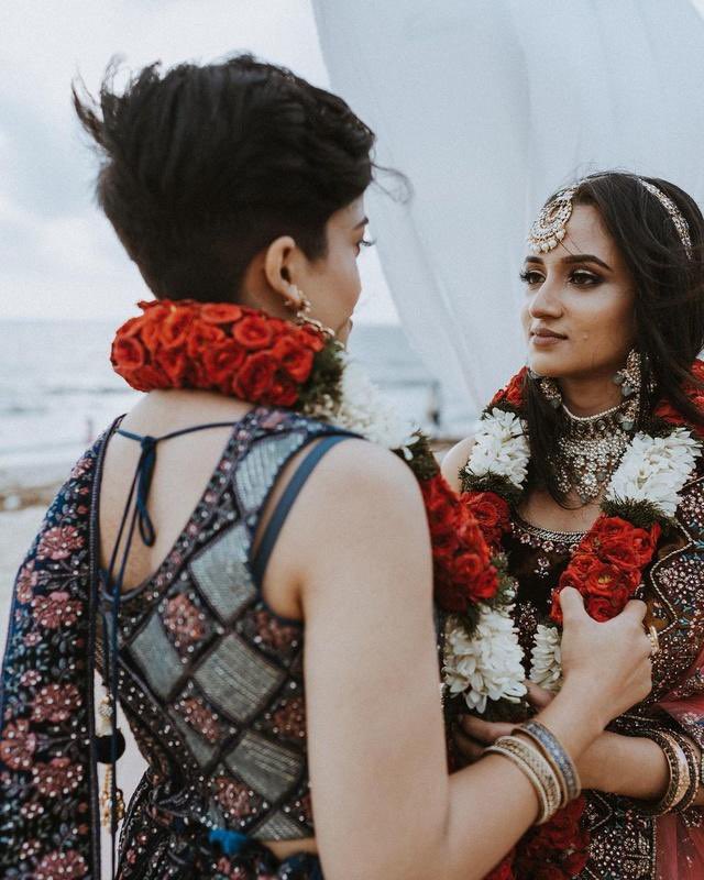 🌈 ก่อนหน้านี้ได้มีกรณีคู่รักเลสเบี้ยนจากประเทศอินเดีย ออกมาเรียกร้องสิทธิในการอยู่ร่วมกันของทั้งคู่หลังจากโดนพ่อแม่ของทั้งสองฝ่ายบังคับให้แยกทางกัน 

✨ ล่าสุดความรักของเขาทั้งสองก็มาสู่จุดจบที่เรียกว่า happy ending มากๆ 💕เมื่อศาลสูงของรัฐ Kerala สั่งให้ทั้งคู่กลับมาอยู่ร่วมกัน