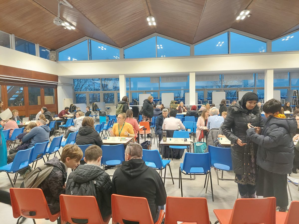 KingsParkSec's tweet photo. Brilliant to see all our S1 parents/carers at parents meeting tonight! Our partners are also on hand to share some expertise and advice! @skillsdevscot @Nick_FARE @actnforchildren @advice_matters https://t.co/CyGU31r8CZ