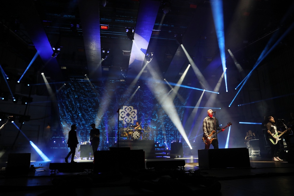 ElationPro's tweet photo. Smarty Hybrids &amp; tailored touch to
Breaking Benjamin on co-headlining tour Smarty Hybrids are a CMY color mixing moving head with 11,000 lumens of power Capable of holding its own with bigger fixtures in a rig #elationprofessional #stagelights #stagelightingdesign https://t.co/NY9tUPWiIj