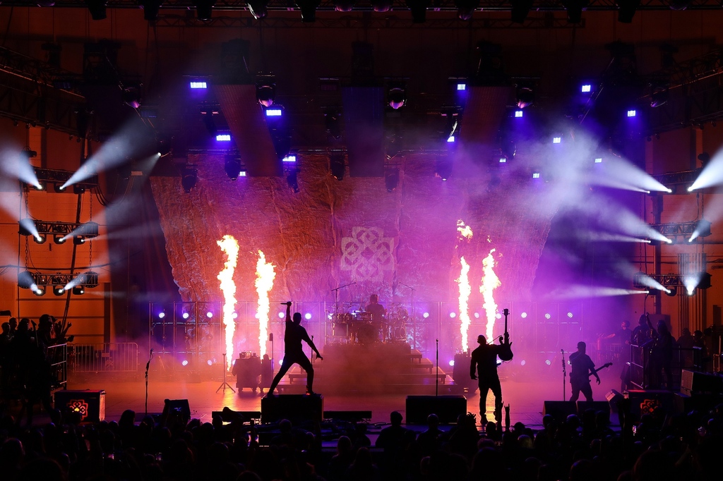 ElationPro's tweet photo. Smarty Hybrids &amp; tailored touch to
Breaking Benjamin on co-headlining tour Smarty Hybrids are a CMY color mixing moving head with 11,000 lumens of power Capable of holding its own with bigger fixtures in a rig #elationprofessional #stagelights #stagelightingdesign https://t.co/NY9tUPWiIj