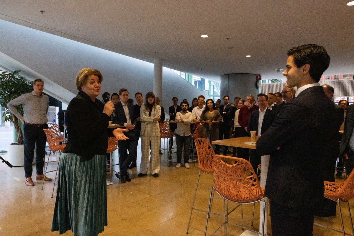 Veel dank aan collega’s van ⁦@MinisterieEZK⁩ voor het harde werk tot in de late uurtjes voor de begrotingsbehandeling! Dit hebben we vanochtend gevierd met koffie en taart. Ruim 300 vragen, moties en amendementen kwamen er binnen. Ik ben enorm trots op onze prestatie!