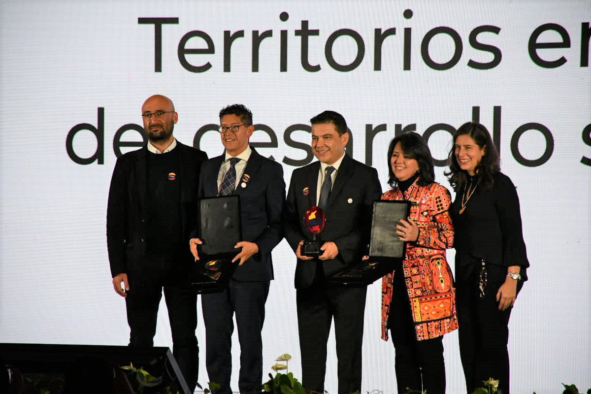 Fedemunicipios's tweet photo. ✅Los Mcpios de Recetor - Casanare, Filandia - Quindío, Sevilla - Valle, Soacha - CUND, Pasto - Nariño, Bogotá, junto a los departamentos de Caldas y #CUND, fueron los ganadores del premio #SuperaciónDeLaPobreza, otorgado por @colombia_lider. Felicitaciones 👏 https://t.co/op7mojl0OZ