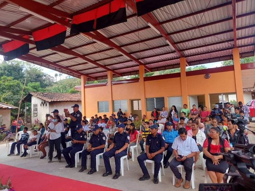 El gobierno de Nicaragua a través del Ministerio de Gobernación, entrega a las familias de Ciudad Antigua la nueva estación de bomberos 158 en el país.
#Nicaragua 
#DiciembreAlegriasFamiliares